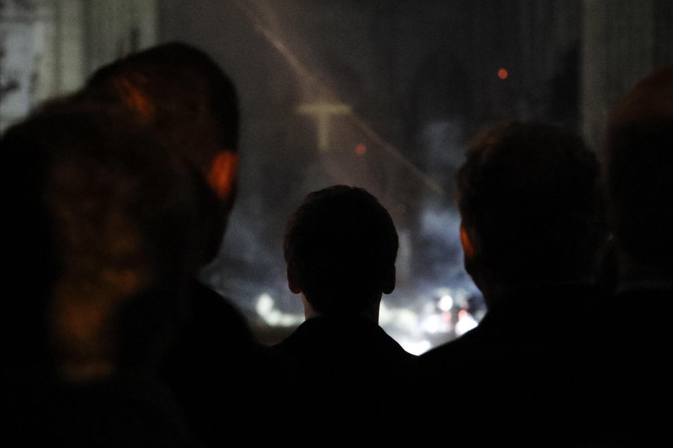 El presidente de Francia, Emmanuel Macron (c), mira hacia el interior de la catedral. Anunció que se lanzará una campaña de recolección de fondos, tanto en Francia como en el extranjero, para la reconstrucción de Notre Dame. El presidente de Francia, Emmanuel Macron (c), mira hacia el interior de la catedral. Anunció que se lanzará una campaña de recolección de fondos, tanto en Francia como en el extranjero, para la reconstrucción de Notre Dame.