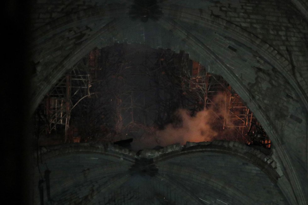 La catedral de Notre Dame de París, uno de los monumentos más emblemáticos de la capital francesa, se ha incnediado. La catedral de Notre Dame de París, uno de los monumentos más emblemáticos de la capital francesa, se ha incnediado.