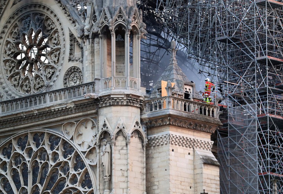 Los bomberos analizan los daños causados por el fuego en Notre Dame. Los bomberos analizan los daños causados por el fuego en Notre Dame.