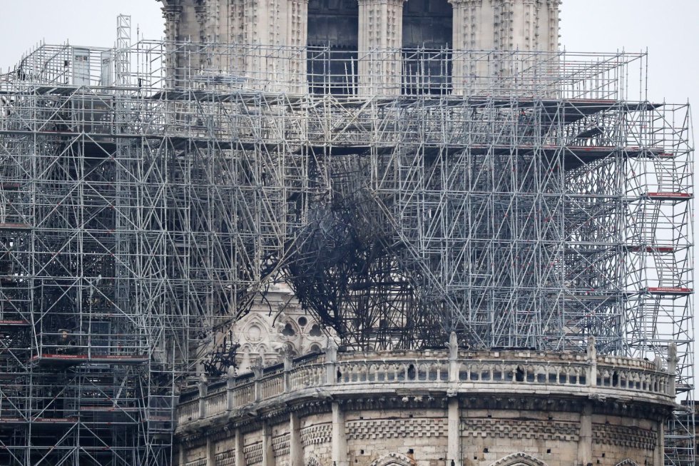 Vista de uno de los andamios destruidos por las llamas en la fachada de la catedral de Notre Dame. Vista de uno de los andamios destruidos por las llamas en la fachada de la catedral de Notre Dame.