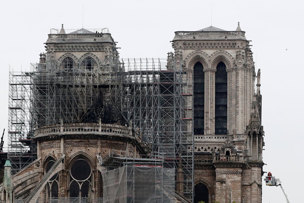 Andamios junto a las torres de Notre Dame. Andamios junto a las torres de Notre Dame.