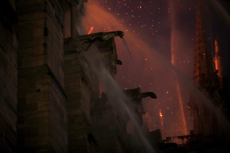 Así se vieron desde la nave central de Notre Dame los trabajos de extinción de los bomberos. Así se vieron desde la nave central de Notre Dame los trabajos de extinción de los bomberos.