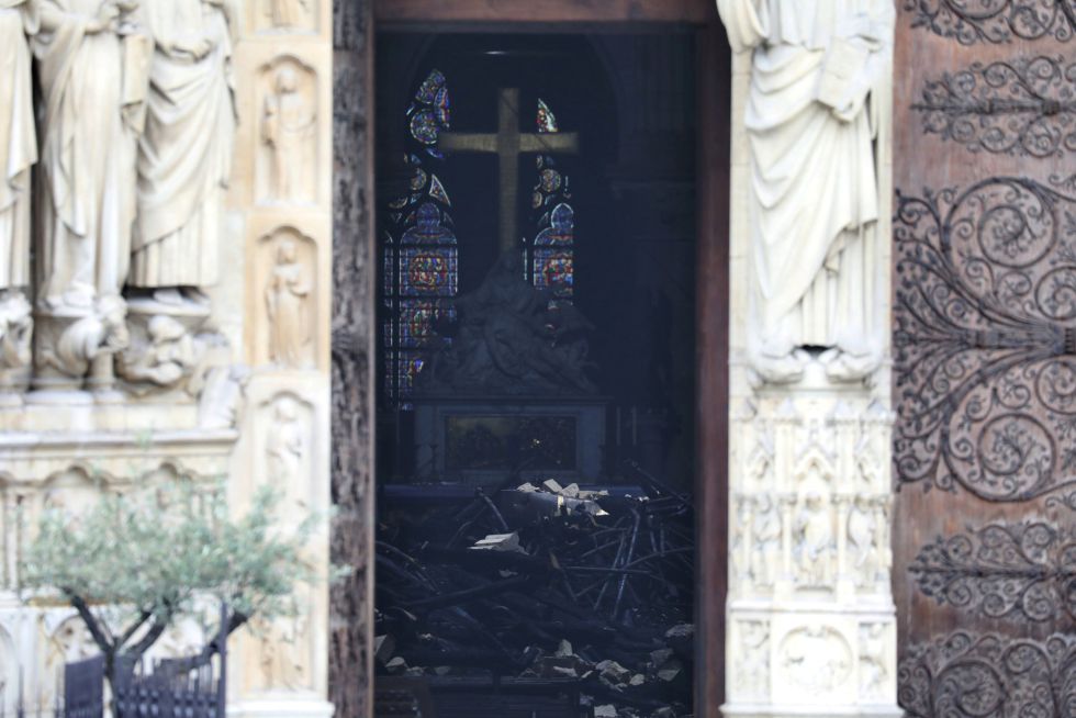 Imagen del interior de la catedral tomada desde la calle, el día después del incendio. Imagen del interior de la catedral tomada desde la calle, el día después del incendio.