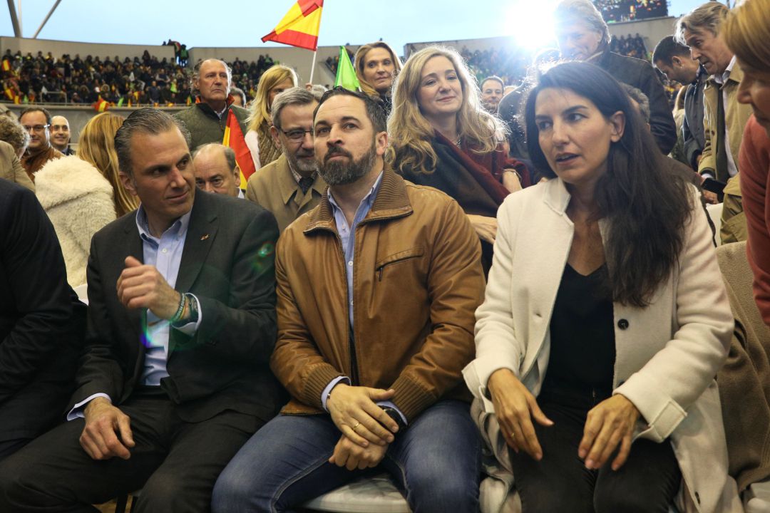 El secretario general de Vox, Javier Ortega Smith; el presidente de Vox, Santiago Abascal; y la presidenta de Vox en la Comunidad de Madrid, Rocío Monasterio, en un acto del partido en Madrid