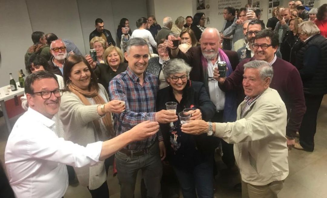 La candidata a la alcaldía, Ana González, celebra la victoria de Pedro Sánchez junto a los afiliados