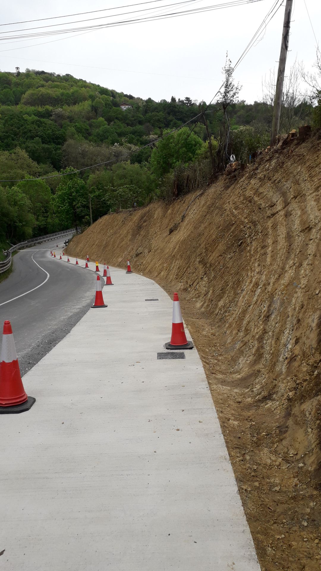 Situación en la que se encuentran las obras de construcción de la acera que conecta Blaia con las instalaciones deportivas San Marcial-Txingudi. 