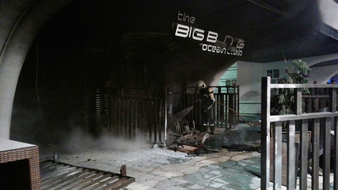 Fuego en el exterior de la discoteca Big Bamg de Almuñécar
