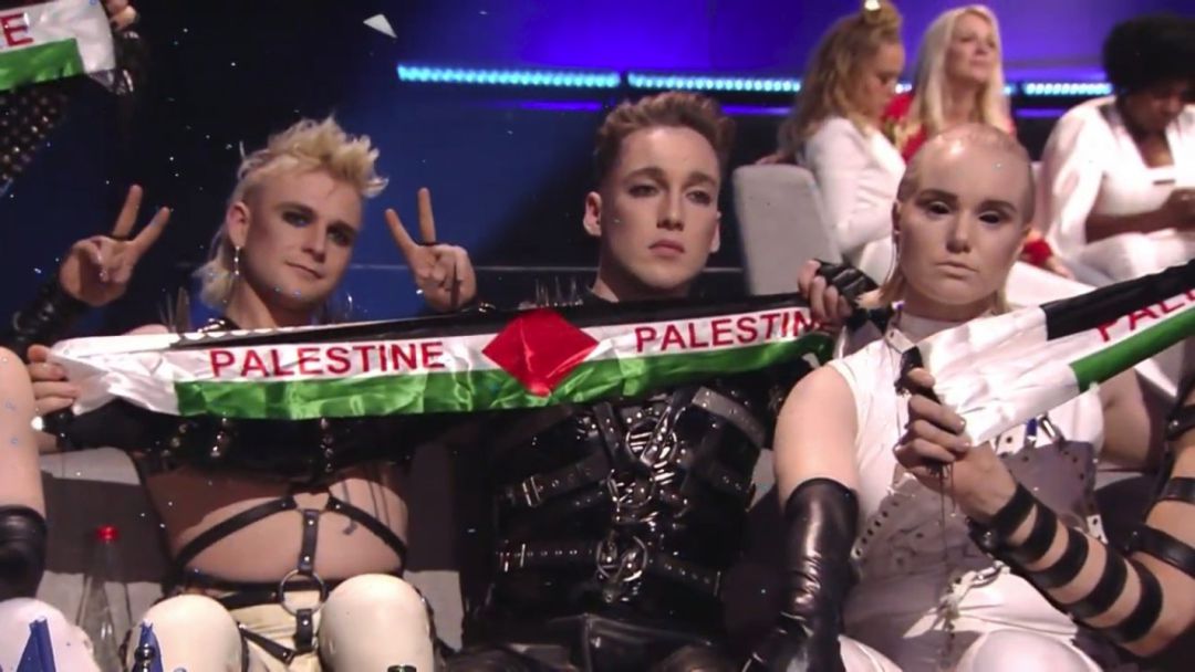 Los miembros de la banda islandesa Hatari muestran una bandera palestina durante la gala de Eruovisión.