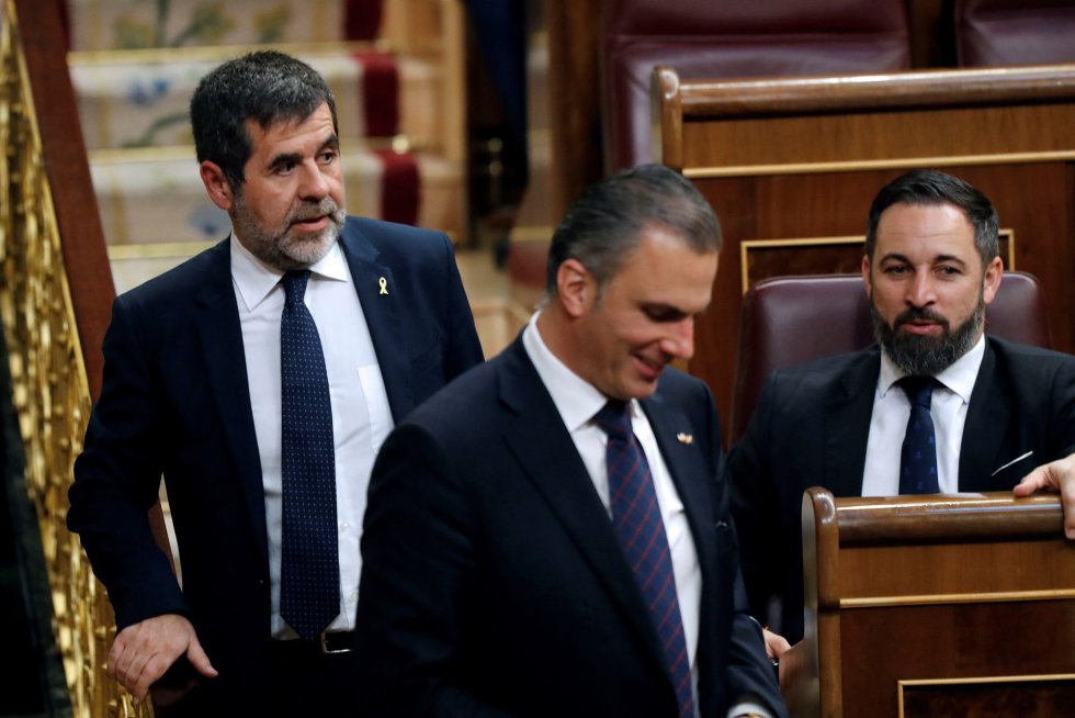 El diputado electo en prisión preventiva de JuntsxCat Jordi Sánchez (i), el líder de Vox, Santiago Abascal (d), y el secretario general de Vox, Javier Ortega Smith, durante la sesión constitutiva de las nuevas Cortes Generales. El diputado electo en prisión preventiva de JuntsxCat Jordi Sánchez (i), el líder de Vox, Santiago Abascal (d), y el secretario general de Vox, Javier Ortega Smith, durante la sesión constitutiva de las nuevas Cortes Generales.
