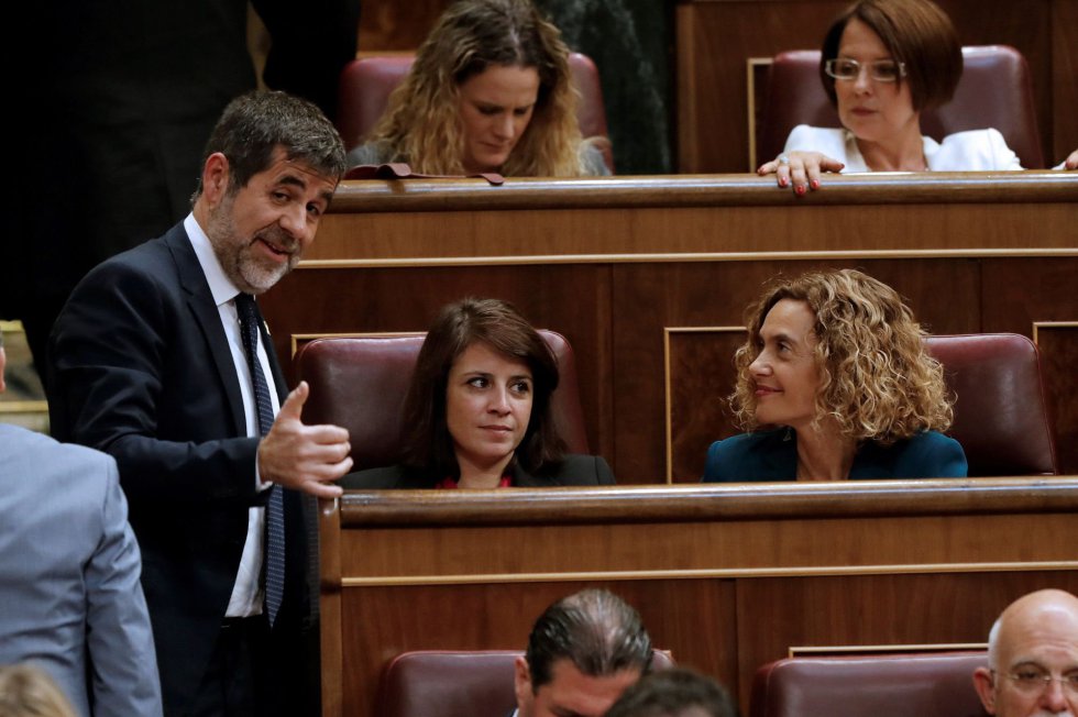 Jordi Sánchez (i), conversa con la candidata del PSOE para la Presidencia del Congreso, Meritxell Batet (d), y la portavoz del PSOE, Adriana Lastra (c), durante la sesión constitutiva de las nuevas Cortes Generales.