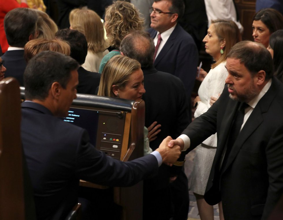 El presidente del Gobierno en funciones, Pedro Sánchez (i), saluda al diputado electo en prisión preventiva de ERC Oriol Junqueras, durante la sesión constitutiva de las nuevas Cortes Generales. El presidente del Gobierno en funciones, Pedro Sánchez (i), saluda al diputado electo en prisión preventiva de ERC Oriol Junqueras, durante la sesión constitutiva de las nuevas Cortes Generales.