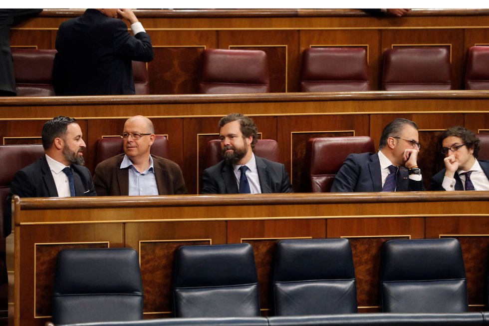 El presidente de VOX, Santiago Abascal (i) y el diputado de la formación ultraderechista, Iván Espinosa de los Monteros, se han sentado en los escaños que durante la pasada legislatura ocuparon los diputados del PSOE. Y entre ellos, el diputado del PSC José Zaragoza. El presidente de VOX, Santiago Abascal (i) y el diputado de la formación ultraderechista, Iván Espinosa de los Monteros, se han sentado en los escaños que durante la pasada legislatura ocuparon los diputados del PSOE. Y entre ellos, el diputado del PSC José Zaragoza.