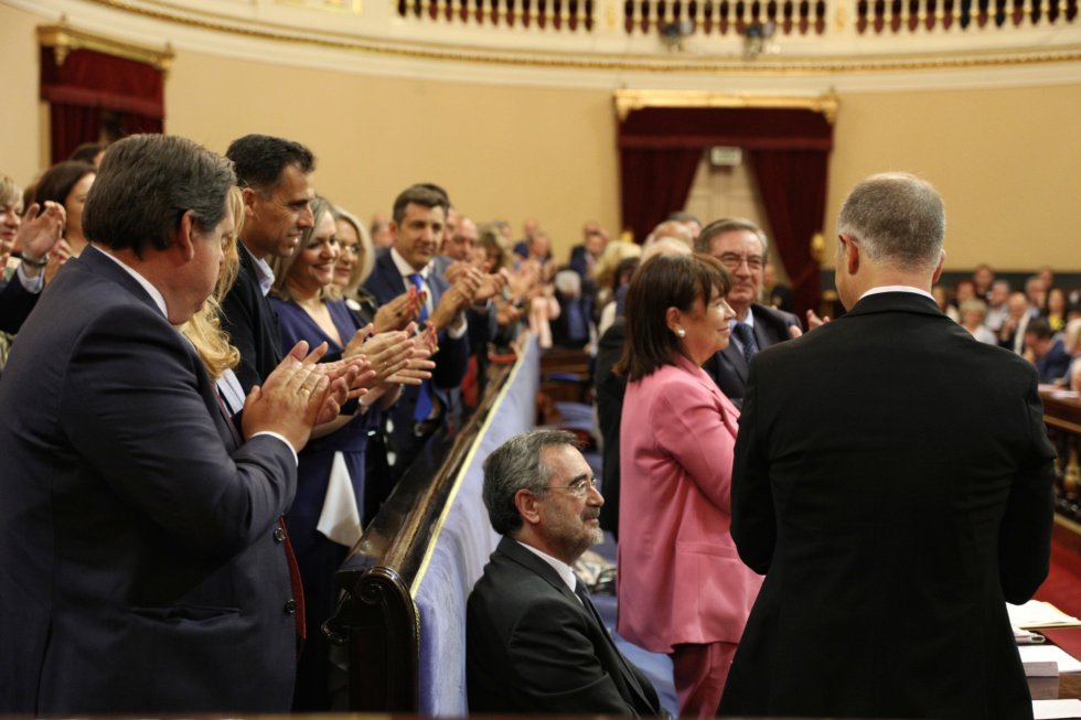 Aplauso al próximo presidente del Senado, Manuel Cruz (PSOE) durante la constitución de la XIII Legislatura del Senado.