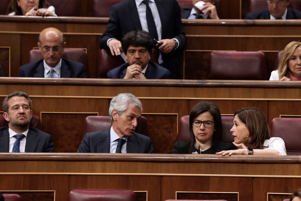 El diputado del PP Adolfo Suárez Illana (2i), en el hemiciclo de la Cámara Baja, durante la sesión constitutiva del Congreso de la XIII Legislatura.
