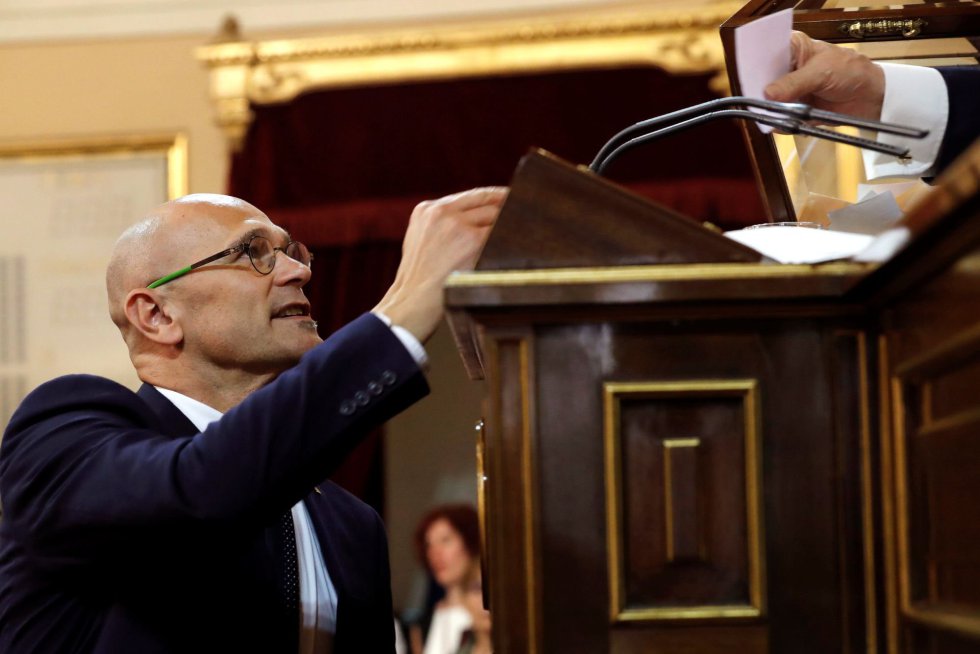 Raúl Romeva (i), senador electo de ERC en prisión preventiva, deposita su vota durante la sesión constitutiva del Senado. Raúl Romeva (i), senador electo de ERC en prisión preventiva, deposita su vota durante la sesión constitutiva del Senado.