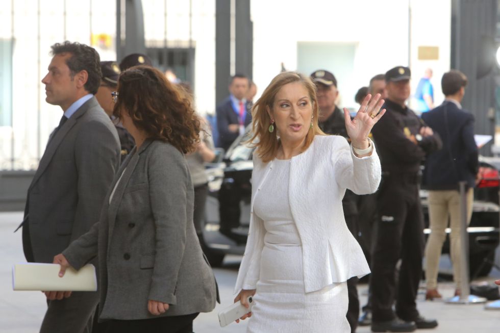 La hasta hoy presidenta del Parlamento, Ana Pastor, se dirige al pleno durante la constitución de la XIII Legislatura del Congreso de los Diputados. La hasta hoy presidenta del Parlamento, Ana Pastor, se dirige al pleno durante la constitución de la XIII Legislatura del Congreso de los Diputados.