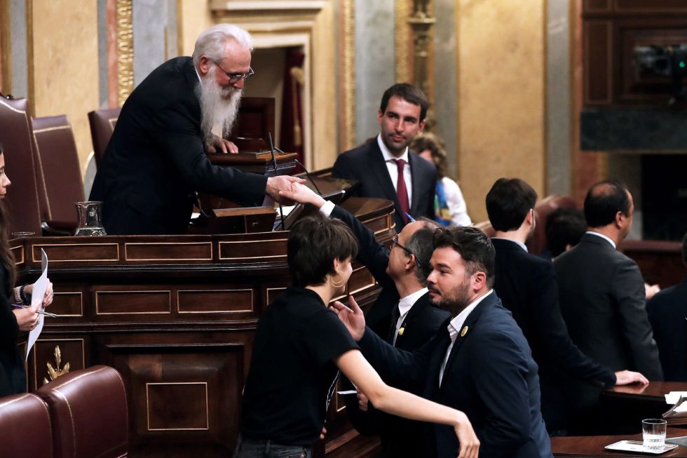 El presidente de la Mesa de Edad, el socialista burgalés Agustín Zamarrón (i), saluda al diputado electo en prisión preventiva Josep Rull.