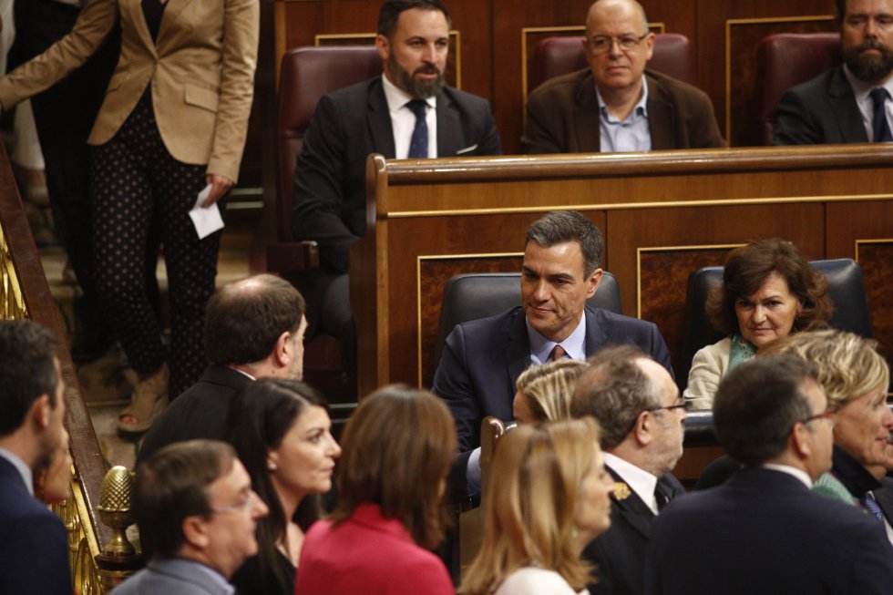Oriol Junqueras (ERC), que se encuentra en prisión provisional, (i) saluda al presidente del Gobierno en funciones, Pedro Sánchez
