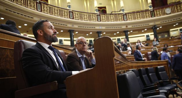 El presidente de Vox y diputado electo, Santiago Abascal, sentado en el escaño inmediatamente superior a del Gobierno.