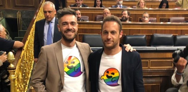 Tres diputados del PSOE lucen el 'fantasma gay' de Vox en la sesión de constitución del Congreso.