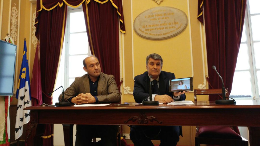 El concejal del PP de Cádiz y expresidente de Aguas de Cádiz, Ignacio Romaní, en rueda de prensa acompañado por Juan José Ortiz El concejal del PP de Cádiz y expresidente de Aguas de Cádiz, Ignacio Romaní, en rueda de prensa acompañado por Juan José Ortiz