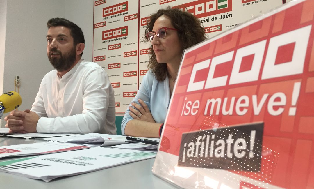 El secretario provincnial de CCOO, Francisco Cantero, y la responsable a nivel andaluz, Nuria López, durante la rueda de prensa.