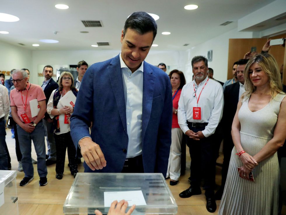 El presidente del gobierno Pedro Sánchez, acompañado de su mujer Begoña Gómez (d), vota esta mañana en un colegio de la localidad madrileña de Pozuelo de Alarcón. El presidente del gobierno Pedro Sánchez, acompañado de su mujer Begoña Gómez (d), vota esta mañana en un colegio de la localidad madrileña de Pozuelo de Alarcón.