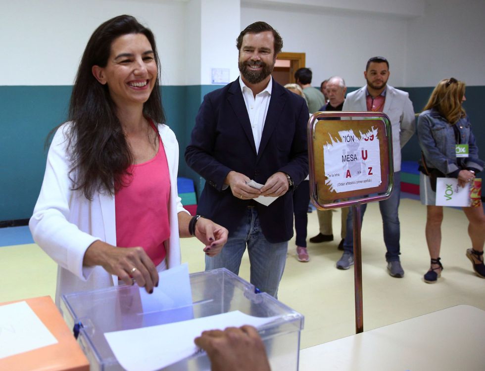 La candidata de Vox a la Comunidad, Rocío Monasterio, junto al economista de Vox Iván Espinosa de los Monteros (d) La candidata de Vox a la Comunidad, Rocío Monasterio, junto al economista de Vox Iván Espinosa de los Monteros (d)