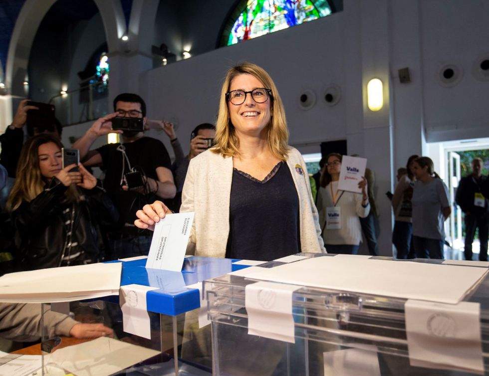 La número dos de JxCat al Ayuntamiento de Barcelona, Elsa Artadi, vota en el Centro Cívico Pere Pruna de Barcelona La número dos de JxCat al Ayuntamiento de Barcelona, Elsa Artadi, vota en el Centro Cívico Pere Pruna de Barcelona