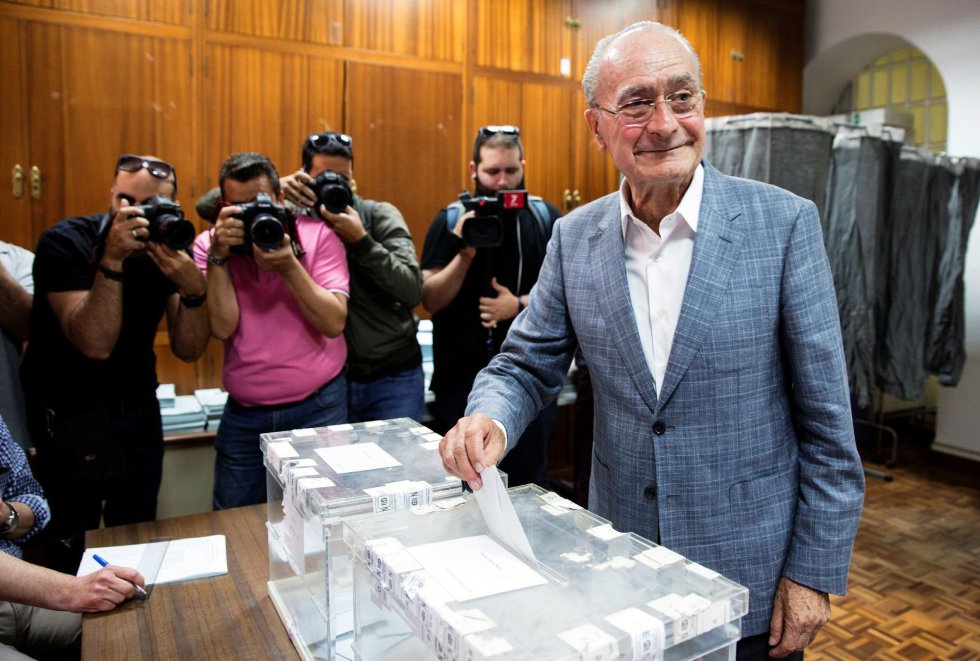 El alcalde de Málaga y candidato a la reelección, Francisco de la Torre, vota hoy en el colegio electoral en el Palacio de la Tinta El alcalde de Málaga y candidato a la reelección, Francisco de la Torre, vota hoy en el colegio electoral en el Palacio de la Tinta