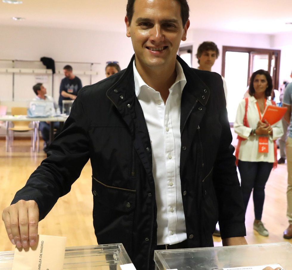 El presidente de Ciudadanos, Albert Rivera, vota esta mañana en un colegio de la localidad madrileña de Pozuelo de Alarcón El presidente de Ciudadanos, Albert Rivera, vota esta mañana en un colegio de la localidad madrileña de Pozuelo de Alarcón