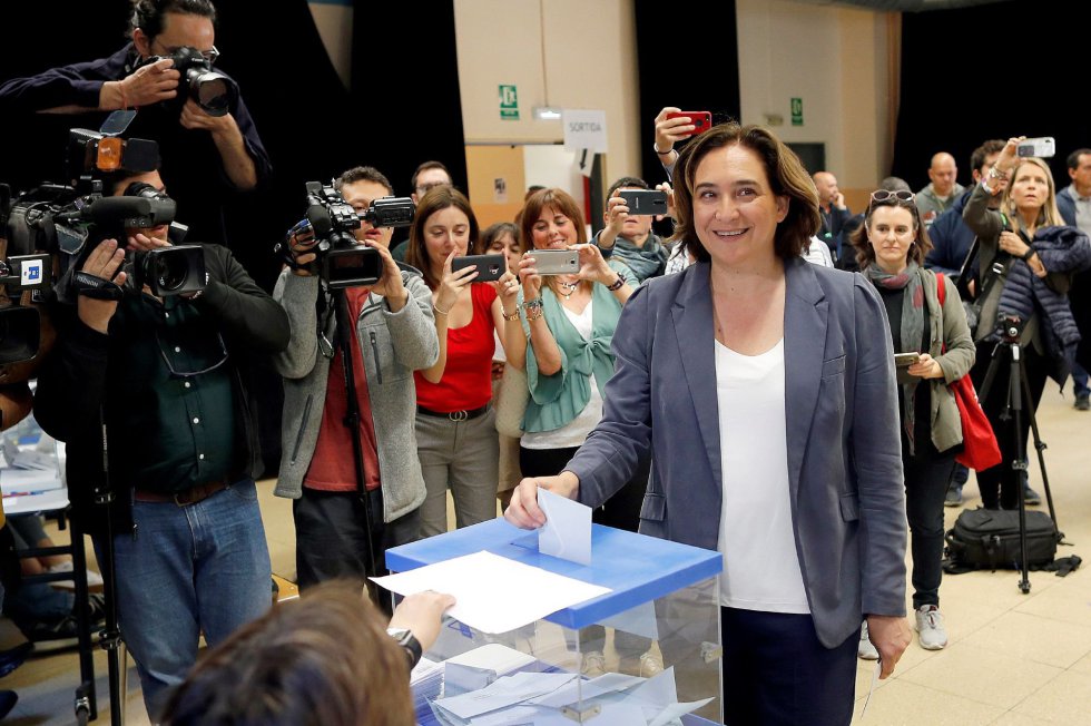 La alcaldesa y candidata de Barcelona en Comú a la reelección, Ada Colau, deposita su voto en el Centro Cívico La Sedeta de Barcelona La alcaldesa y candidata de Barcelona en Comú a la reelección, Ada Colau, deposita su voto en el Centro Cívico La Sedeta de Barcelona