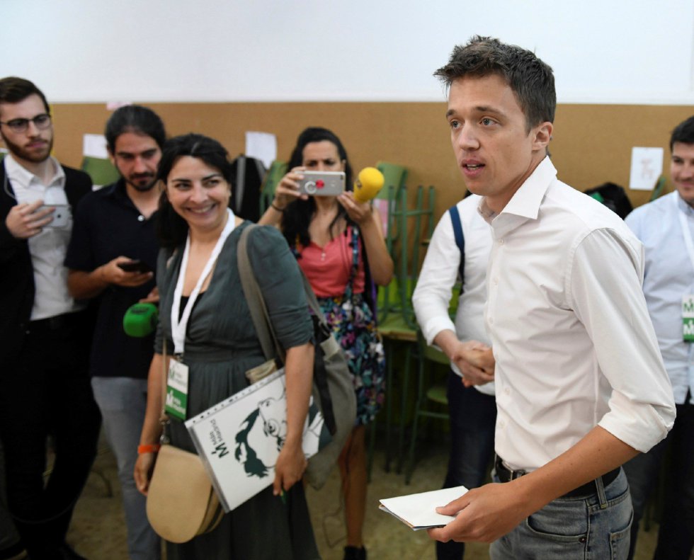 El candidato a la presidencia de la Comunidad de Madrid por Más Madrid Iñigo Errejón, deposita su papeleta en un centro electoral en el centro de Madrid El candidato a la presidencia de la Comunidad de Madrid por Más Madrid Iñigo Errejón, deposita su papeleta en un centro electoral en el centro de Madrid