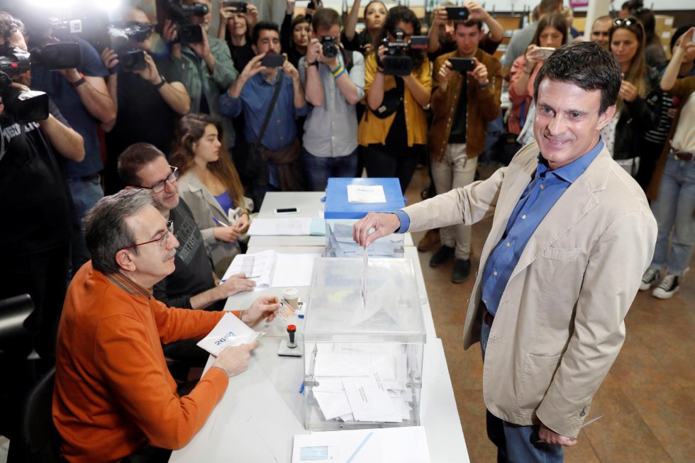 El ex primer ministro francés y candidato a la alcaldía de Barcelona Manuel Valls vota en el colegio Santa Miquel de Barcelona El ex primer ministro francés y candidato a la alcaldía de Barcelona Manuel Valls vota en el colegio Santa Miquel de Barcelona