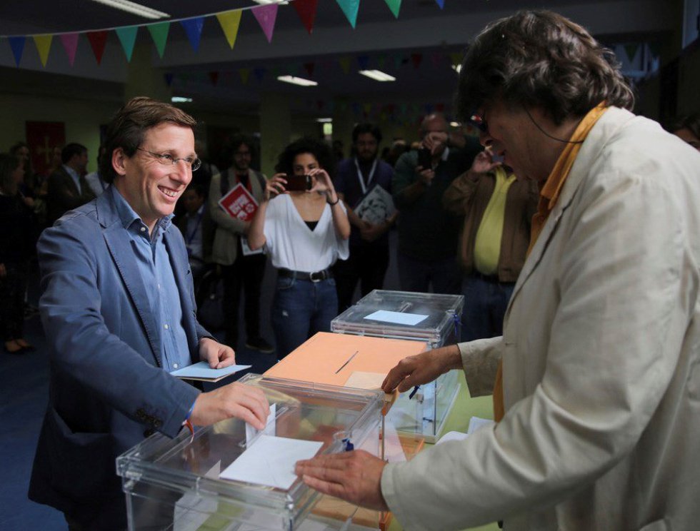 El portavoz del Grupo Municipal Popular en el Ayuntamiento de Madrid y candidato del PP a la alcaldía, José Luis Martínez.-Almeida, vota esta mañana en el Colegio Ortega y Gasset de la capital El portavoz del Grupo Municipal Popular en el Ayuntamiento de Madrid y candidato del PP a la alcaldía, José Luis Martínez.-Almeida, vota esta mañana en el Colegio Ortega y Gasset de la capital
