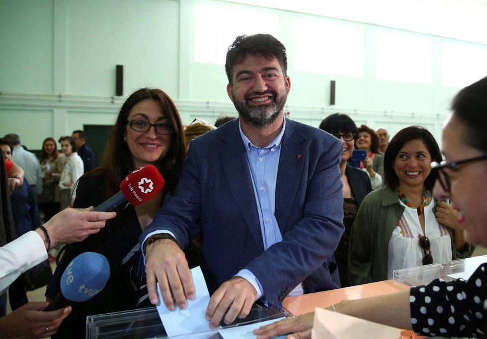 El candidato de Madrid en Pie al Ayuntamiento, Carlos Sánchez Mato, ha ejercido su derecho al voto en el CEIP Costa Rica de Madrid El candidato de Madrid en Pie al Ayuntamiento, Carlos Sánchez Mato, ha ejercido su derecho al voto en el CEIP Costa Rica de Madrid