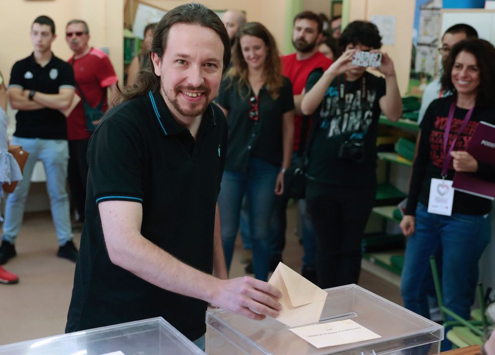 El líder de Podemos, Pablo Iglesias, ha ejercido su derecho al voto en el Colegio Público La Navata El líder de Podemos, Pablo Iglesias, ha ejercido su derecho al voto en el Colegio Público La Navata