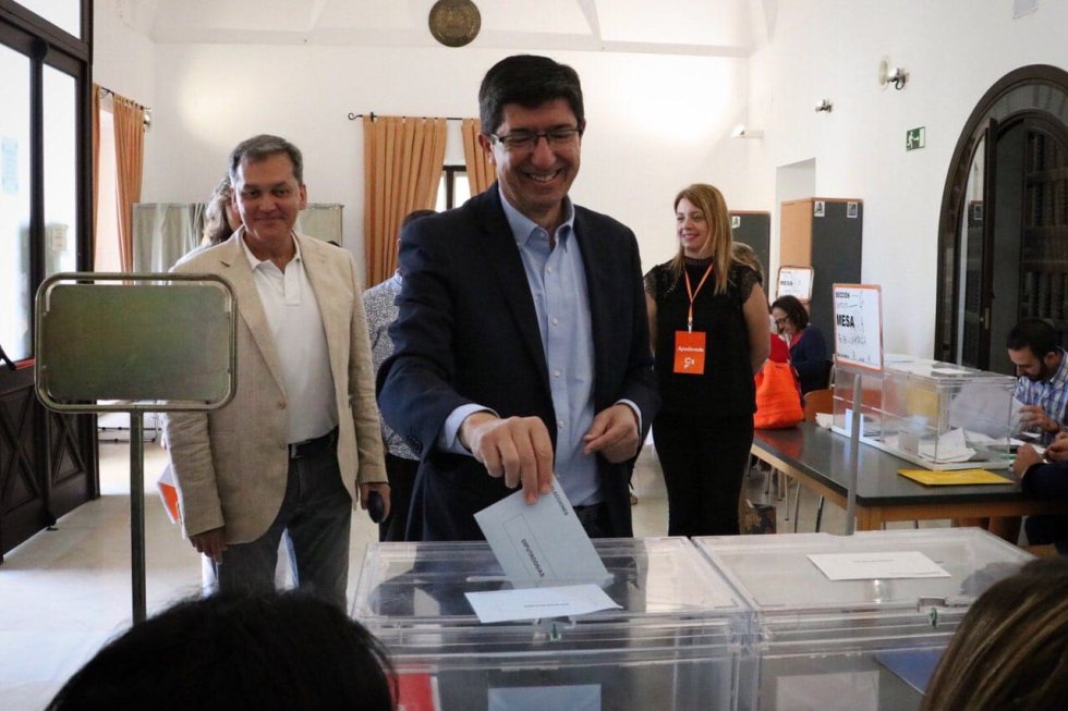 El líder andaluz de Ciudadanos (Cs) y vicepresidente de la Junta, Juan Marín, ha avisado de que las elecciones municipales y europeas que se están celebrando este domingo son "una gran oportunidad para cambiar muchas cosas en todos los ayuntamientos de Andalucía", cuando ha apuntado que Cs aspira a "consolidar su estructura autonómica" triplicando los resultados que obtuvo en los comicios locales del 2015.
El líder andaluz de Ciudadanos (Cs) y vicepresidente de la Junta, Juan Marín, ha avisado de que las elecciones municipales y europeas que se están celebrando este domingo son "una gran oportunidad para cambiar muchas cosas en todos los ayuntamientos de Andalucía", cuando ha apuntado que Cs aspira a "consolidar su estructura autonómica" triplicando los resultados que obtuvo en los comicios locales del 2015.