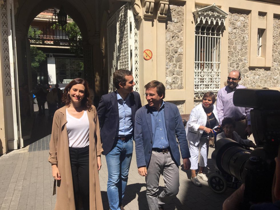 Pablo Casado (c), acompañado de José Luis Almeida (d) e Isabel Díaz Ayuso (i), instantes antes de entrar a votar en el colegio del Pilar de Madrid Pablo Casado (c), acompañado de José Luis Almeida (d) e Isabel Díaz Ayuso (i), instantes antes de entrar a votar en el colegio del Pilar de Madrid