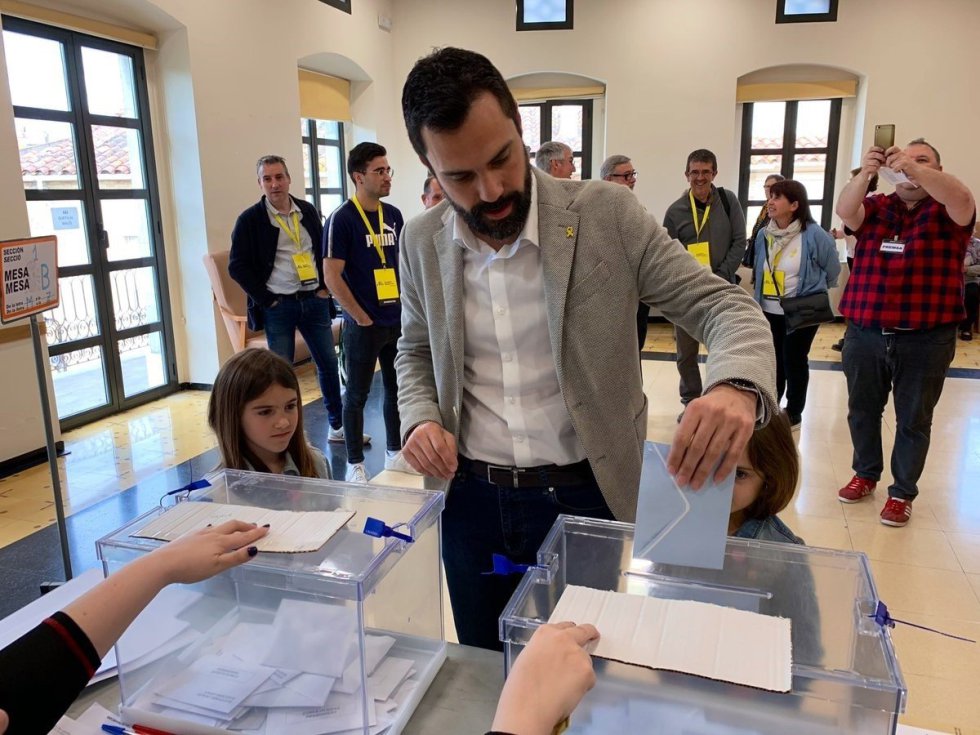 El presidente del Parlament, Roger Torrent, vota en las elecciones europeas y municipales del 26M El presidente del Parlament, Roger Torrent, vota en las elecciones europeas y municipales del 26M