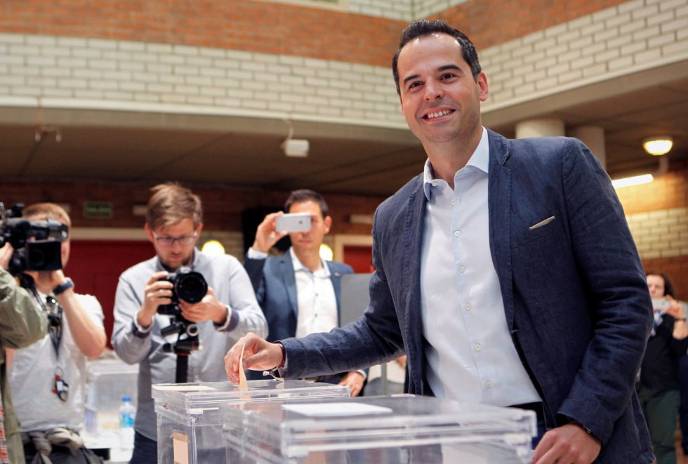 El candidato de Ciudadanos a la Comunidad de Madrid, Ignacio Aguado, ha votado en el Polideportivo José Caballero de Madrid El candidato de Ciudadanos a la Comunidad de Madrid, Ignacio Aguado, ha votado en el Polideportivo José Caballero de Madrid