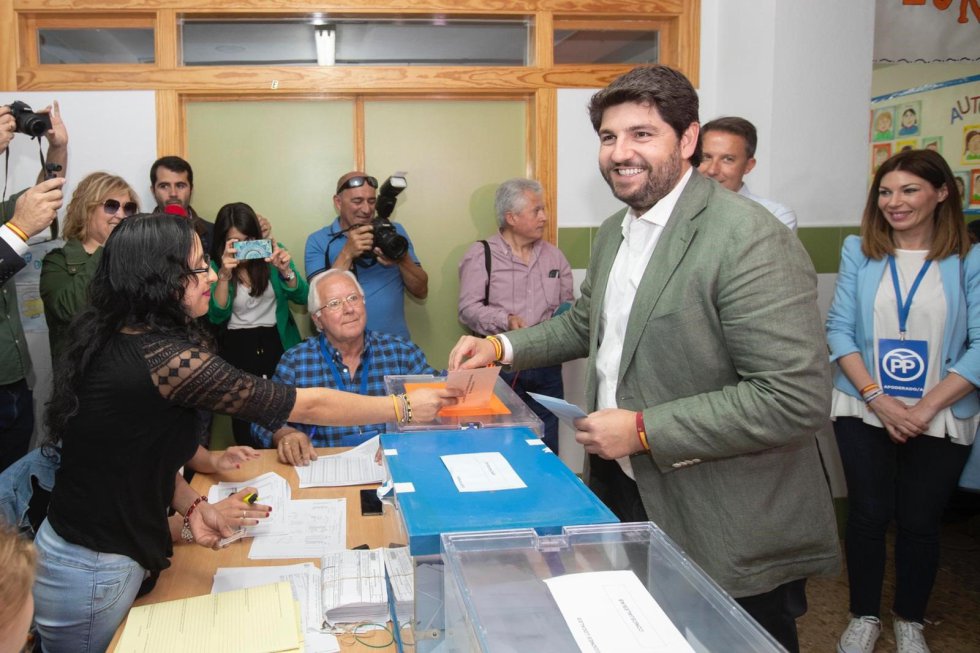 López Miras (PP) anima a los ciudadanos a que "vayan a votar" y elijan el futuro de "la mejor tierra del mundo" López Miras (PP) anima a los ciudadanos a que "vayan a votar" y elijan el futuro de "la mejor tierra del mundo"