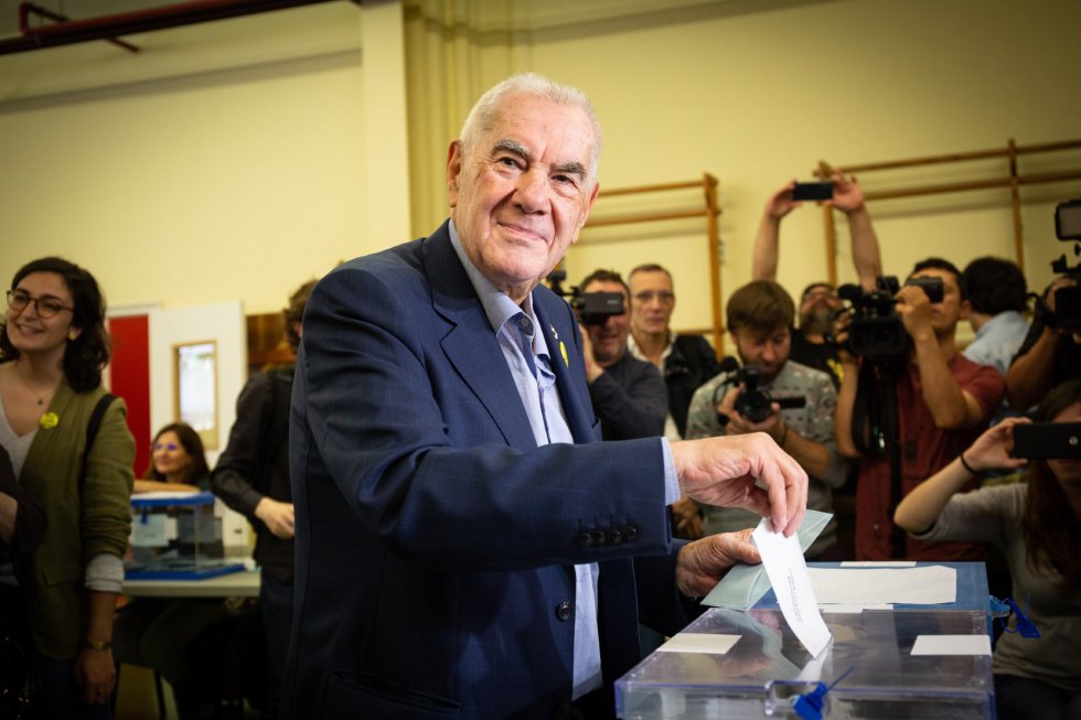 El candidato de ERC a la Alcaldía de Barcelona, Ernest Maragall, ha ejercido este domingo su derecho al voto en la Escola Infant Jesús de los Jesuïtes de Sant Gervasi en Barcelona asegurando que representa un proyecto para "la dignidad y el futuro colectivo de la ciudad y el país". El candidato de ERC a la Alcaldía de Barcelona, Ernest Maragall, ha ejercido este domingo su derecho al voto en la Escola Infant Jesús de los Jesuïtes de Sant Gervasi en Barcelona asegurando que representa un proyecto para "la dignidad y el futuro colectivo de la ciudad y el país".