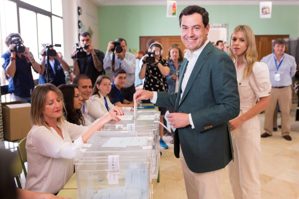 El presidente del PP andaluz y presidente de la Junta de Andalucía, Juanma Moreno, acompañado de su esposa, ejerce su derecho al voto en el colegio Sagrado Corazón de Málaga El presidente del PP andaluz y presidente de la Junta de Andalucía, Juanma Moreno, acompañado de su esposa, ejerce su derecho al voto en el colegio Sagrado Corazón de Málaga