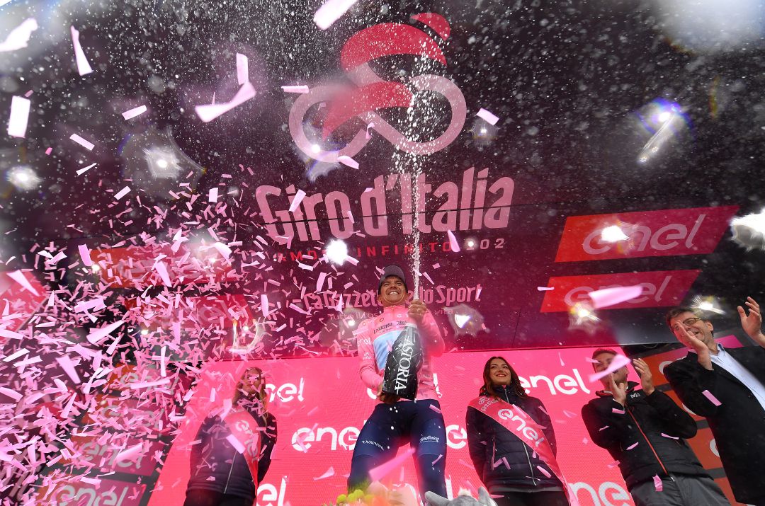 Richard Carapaz en el podio luciendo su 'maglia' rosa como líder del Giro