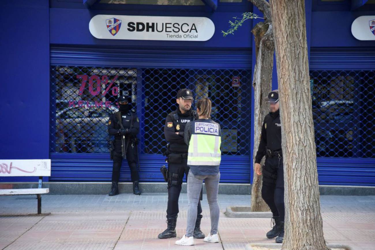 La Policía Nacional en la sede de la Sociedad Deportiva Huesca (FOTO: EFE).