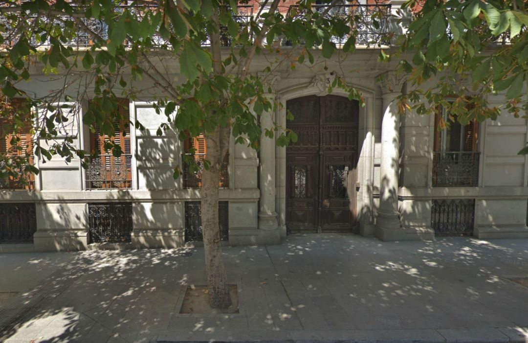 Portal del edificio situada en la calle General Castaños, 3, en Madrid. 