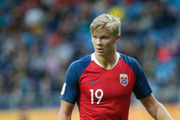 El delantero de Noruega hace historia,