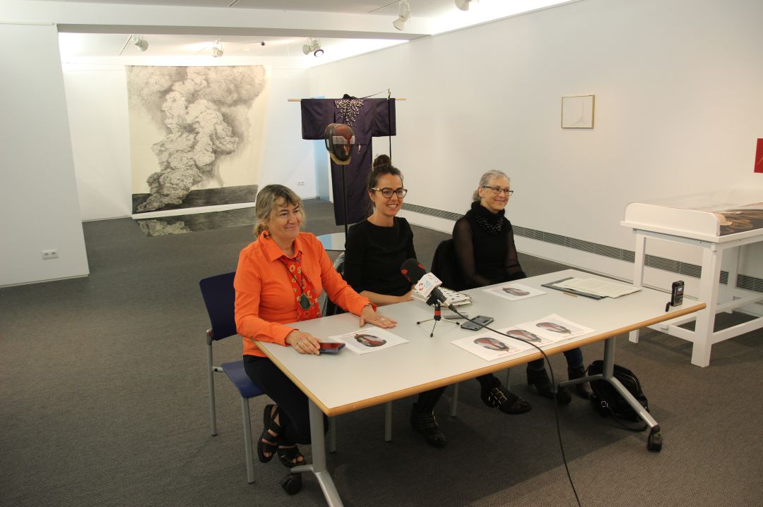 La autora de la obra, Gentz del Valle, junto con la delegada de Cultura, Juncal Eizaguirre y la comisaria de la exposición, María José Aranzasti.