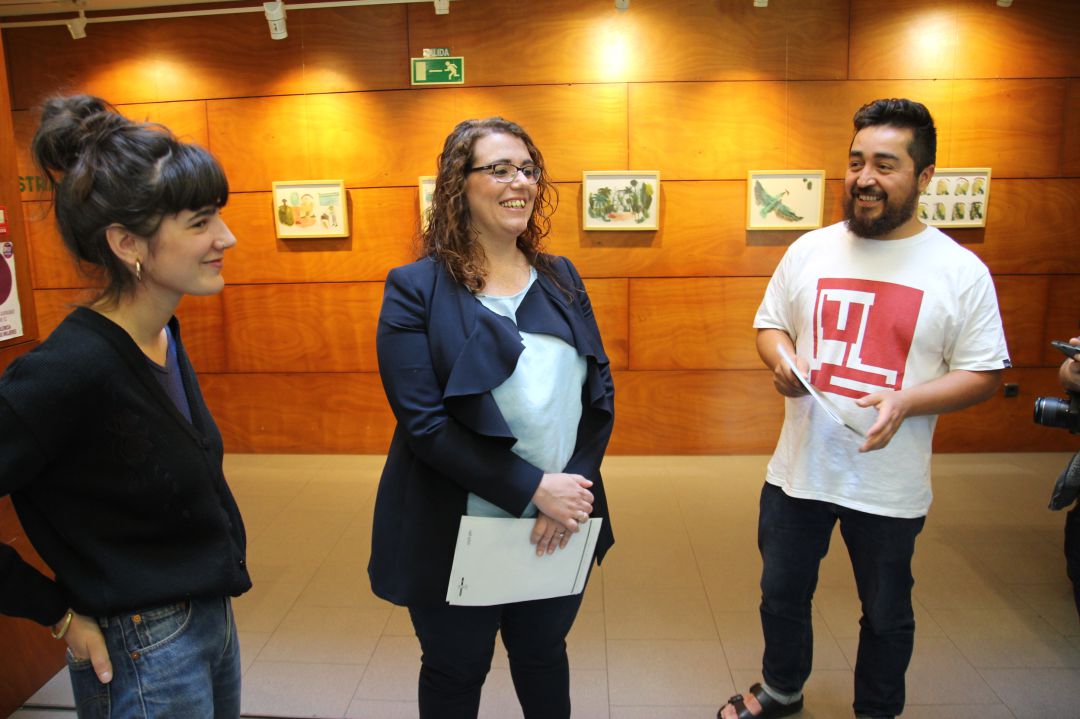 La ilustradora Sandra Garayoa junto con la delegada de juventud, Mónica Martínez exponen la obra.